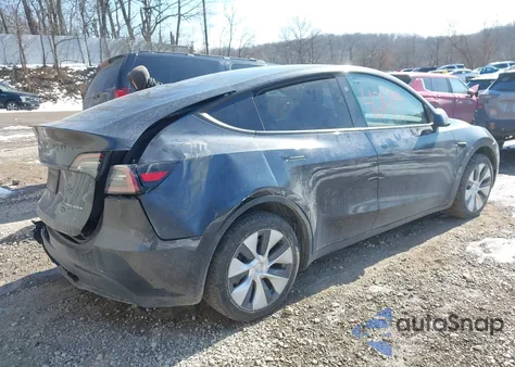 2024 Tesla Model Y Long Range Dual Motor All-Wheel Drive z USA, uszkodzony, nr VIN 7SAYGDEE6RA219344